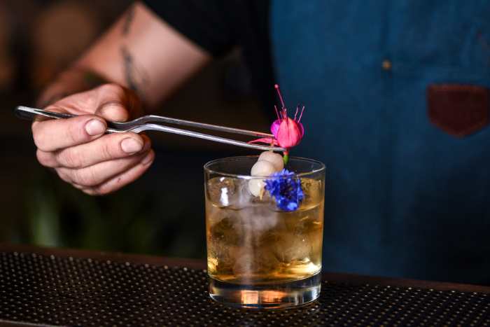 foto di barman che prepara cocktail