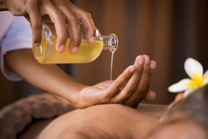 Esercitazione di corso di massaggio professionale